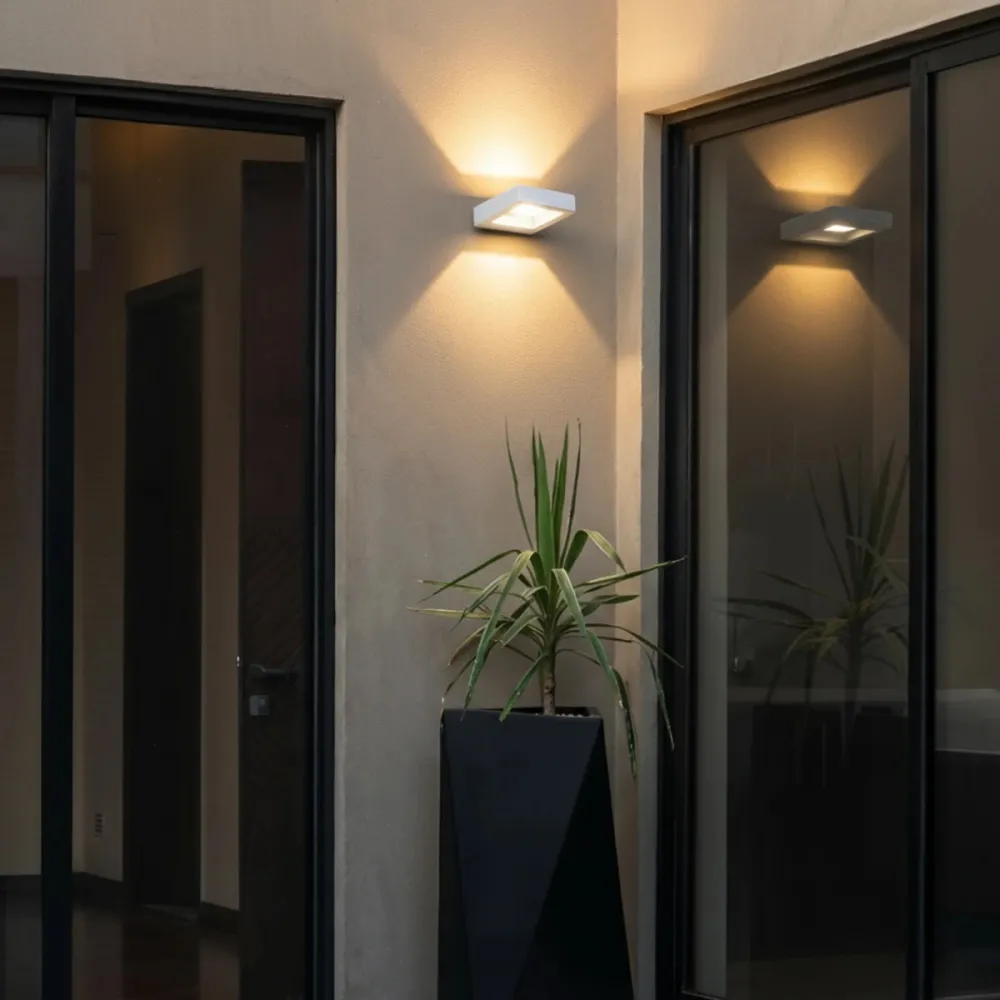 kelvo® AURA KLV-101-0118 Φωτιστικό Τοίχου / Απλίκα LED 7W 875lm 45° AC 220-240V Αδιάβροχο IP65 Θερμό Λευκό 2700K - Bridgelux COB Chip & TÜV SÜD Driver - Λευκό Ματ - Μ13 x Π15 x Υ4.5cm - 5 Χρόνια Εγγύηση