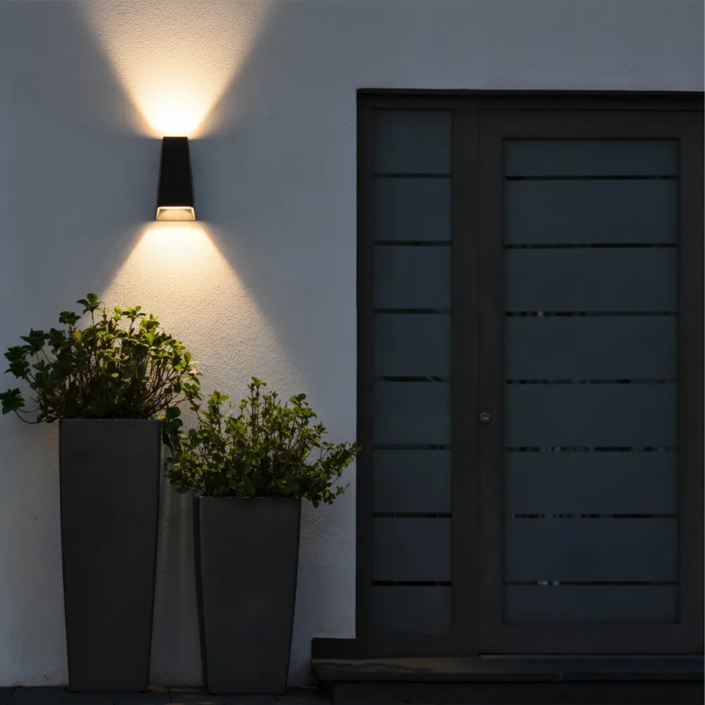 kelvo® FLUX KLV-101-0119 Φωτιστικό Τοίχου / Απλίκα LED 6W 750lm 30° AC 220-240V Αδιάβροχο IP65 Θερμό Λευκό 2700K - Bridgelux COB Chip & TÜV SÜD Driver - Μαύρο Ματ - Μ5 x Π8.5 x Υ17cm - 5 Χρόνια Εγγύηση